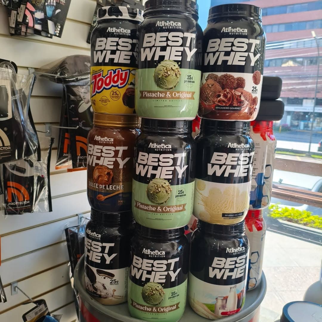 Expositor de Best Whey sabores pistache, brigadeiro e dulce de leche na Fórmula Store