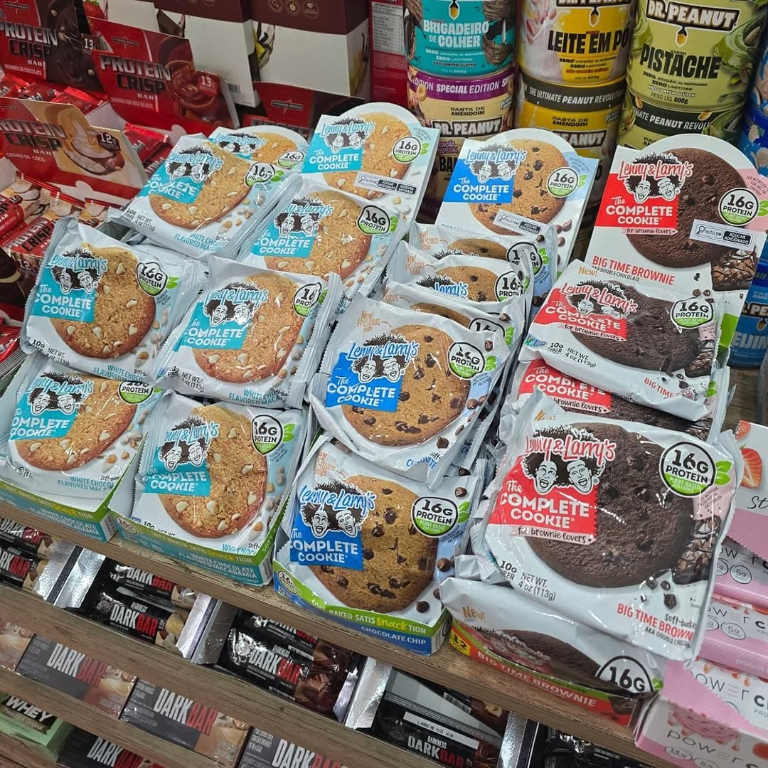 Display de cookies Lenny & Larry's e barras Dark Bar na Fórmula Store